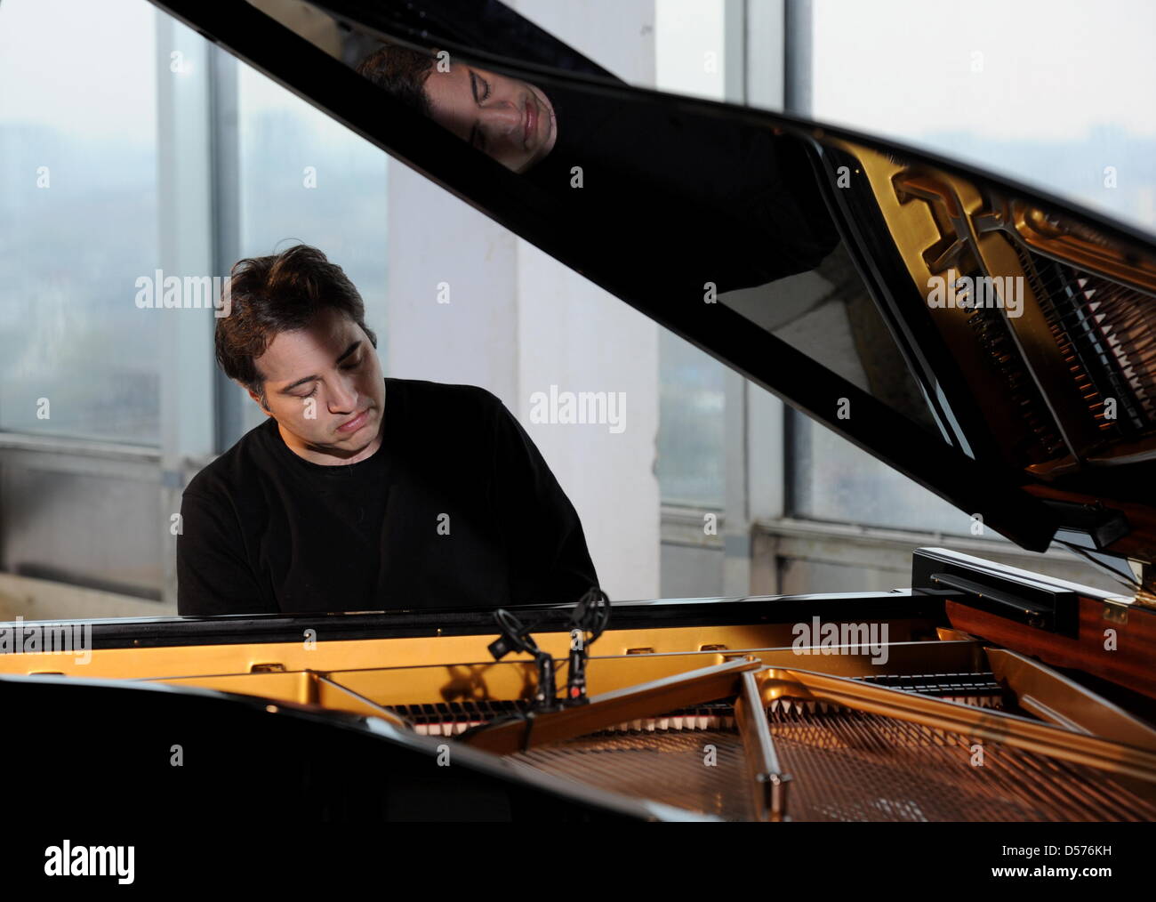 Türkischer Pianist und Komponist Fazil Say spielt Klavier auf einer Pressekonferenz für die türkischen Nights Festival in Hamburg, Deutschland, 20. April 2010. Türkische Musik von 25 bis 29. Mai 2010 präsentiert das Festival der Elbphilharmonie Konzerte. Foto: ANGELIKA WARMUTH Stockfoto