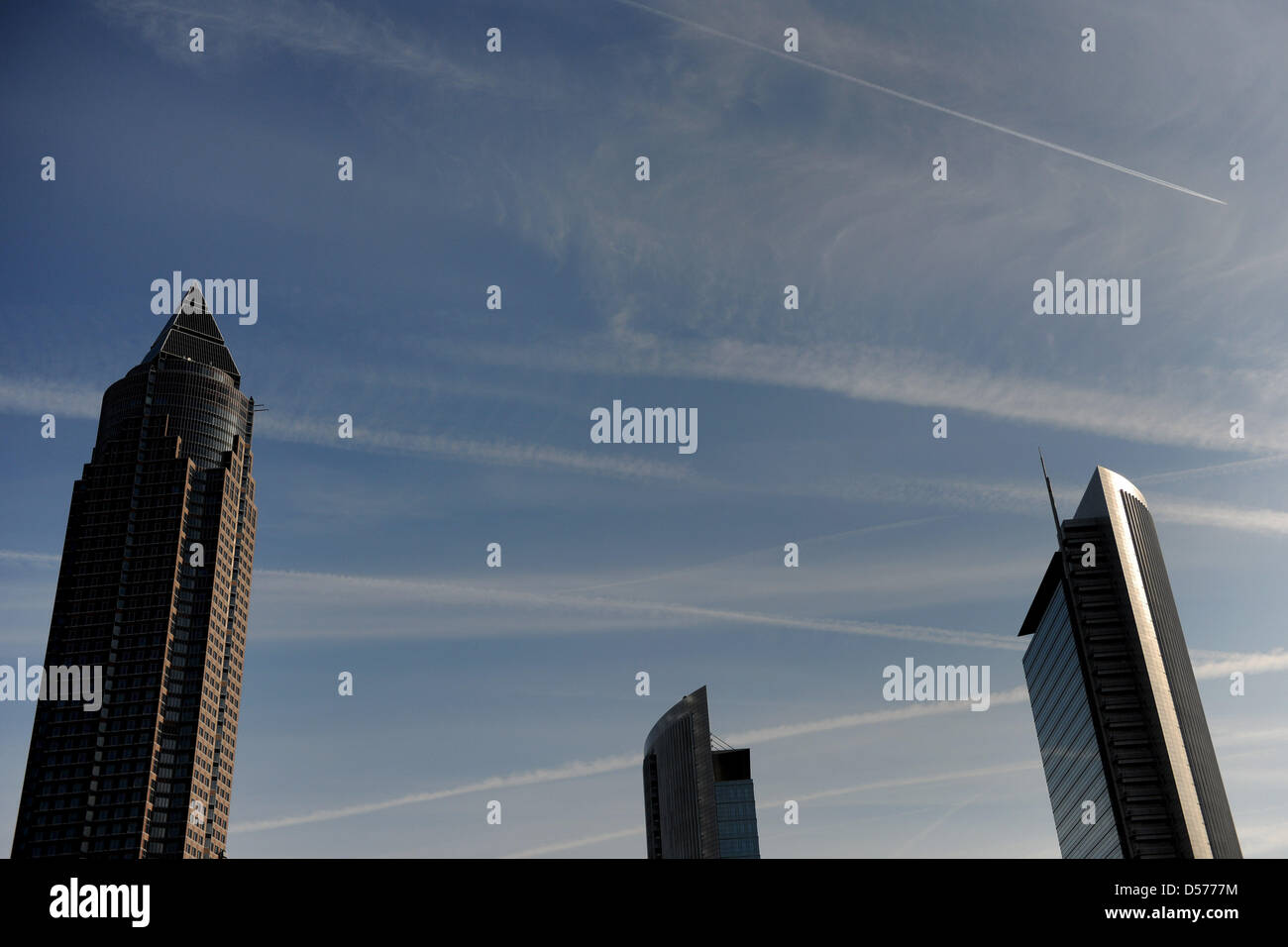 Kondensstreifen abgebildet über die Skyline von Frankfurt Main, Deutschland, 22. April 2010. Nach Tagen des Chaos der Luftverkehr allgemein zu normalen zurückgekehrt. Deutschlands größte Flughafen in Frankfurt Main begann seine regelmäßige Tätigkeit als ein Fraport-Sprecher angekündigt. Die Asche des Vulkanausbruchs auf Island, die das Verbot von Fliegen verursacht werden auf den Atlantischen Ozean in der n treiben. Stockfoto