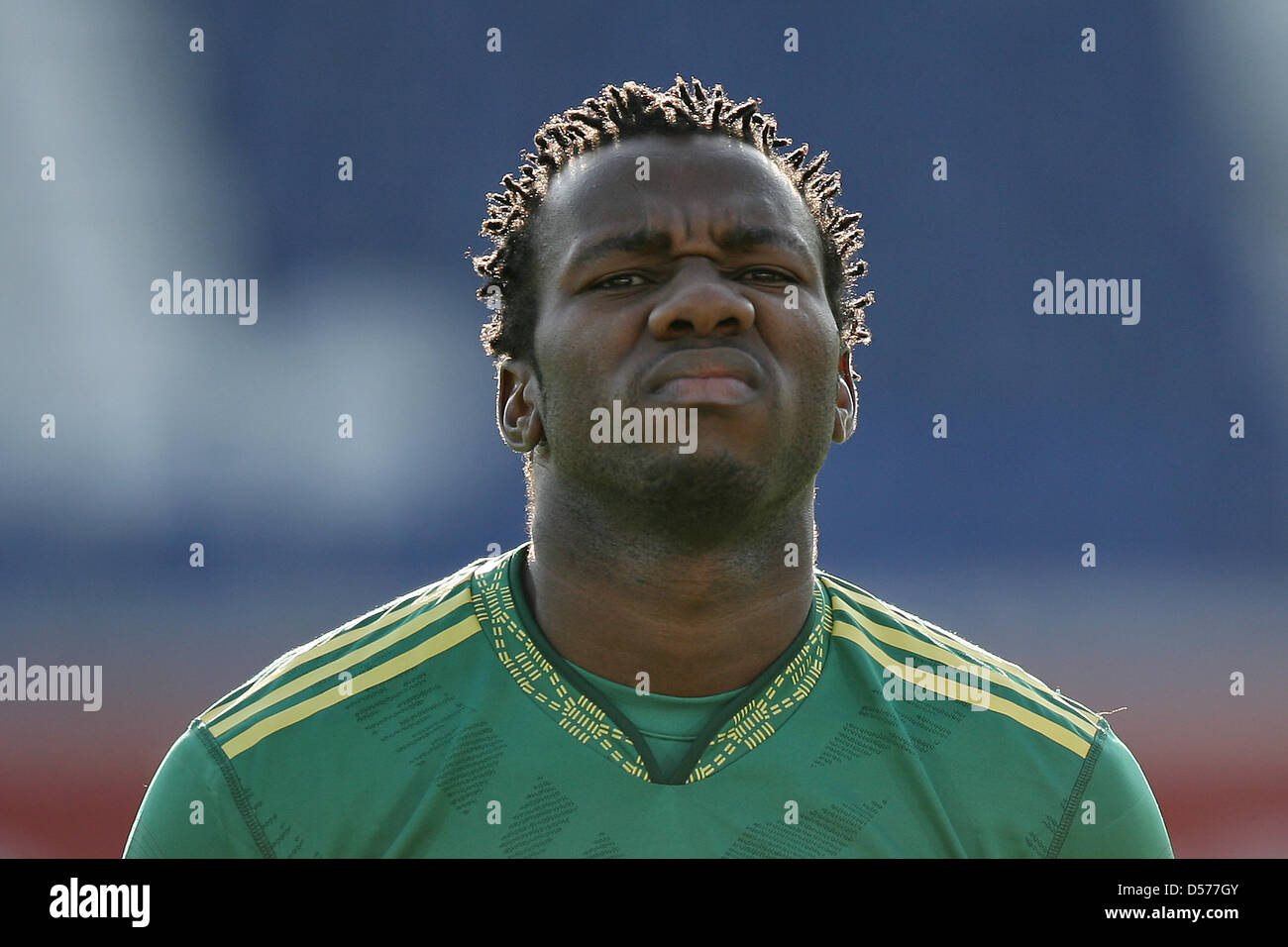 Südafrikas Bongani Khumalo abgebildet vor dem Freundschaftsspiel Südafrika Vs Korea DPR BRITA-Arena-Stadion in Wiesbaden, Deutschland, 22. April 2010. Das Spiel endete mit einem 0: 0 zu binden. Foto: FREDRIK VON ERICHSEN Stockfoto