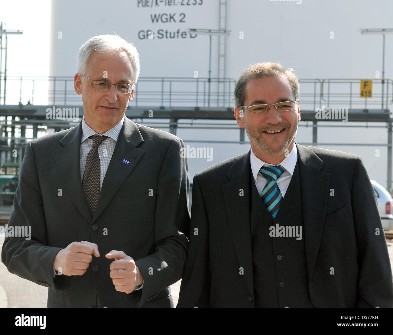 Matthias Platzeck (R), Ministerpräsident von Brandenburg und Karl Heinz Tebel, Geschäftsführer der BASF Schwarzheide GmbH, besuchen die Inbetriebnahme einer neuen Produktionsanlage des BASFGmbH für das Pflanzenschutzmittel "F-500" in Schwarzheide, Deutschland, 23. April 2010. Die bisher größte Investition der deutschen Chemiekonzern BASF GmbH im Werk in Schwarzenheide macht es möglich Stockfoto