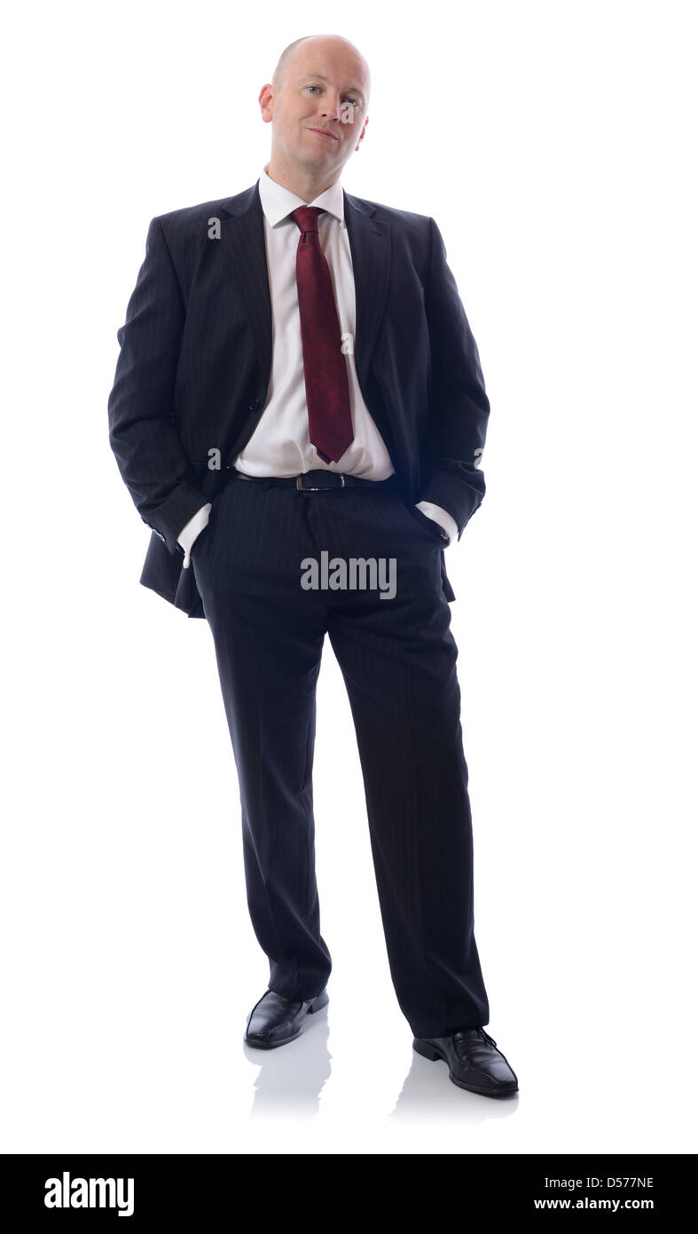 Voller Länge Porträt eines jungen Geschäftsmann stehend mit den Händen in den Taschen. Stockfoto