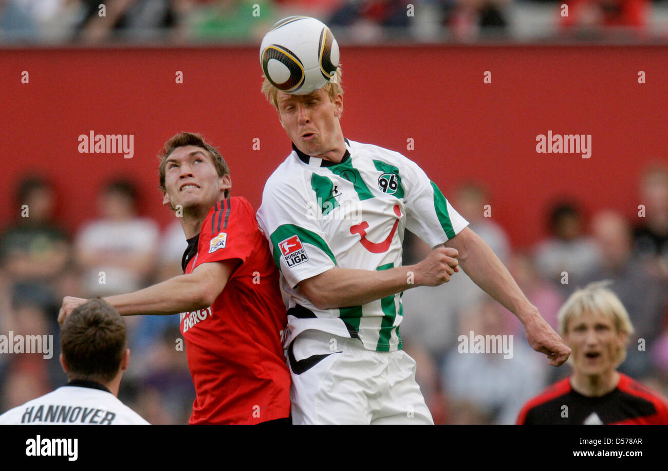 Leverkusens Stefan Reinartz (L) und Hannovers Mike Hanke wetteifern um den Ball beim deutschen Bundesliga-Spiel Bayer Leverkusen Vs Hannover 96 in der Bay Arena in Leverkusen, Deutschland, 24. April 2010. Foto: Rolf Vennenbernd Stockfoto