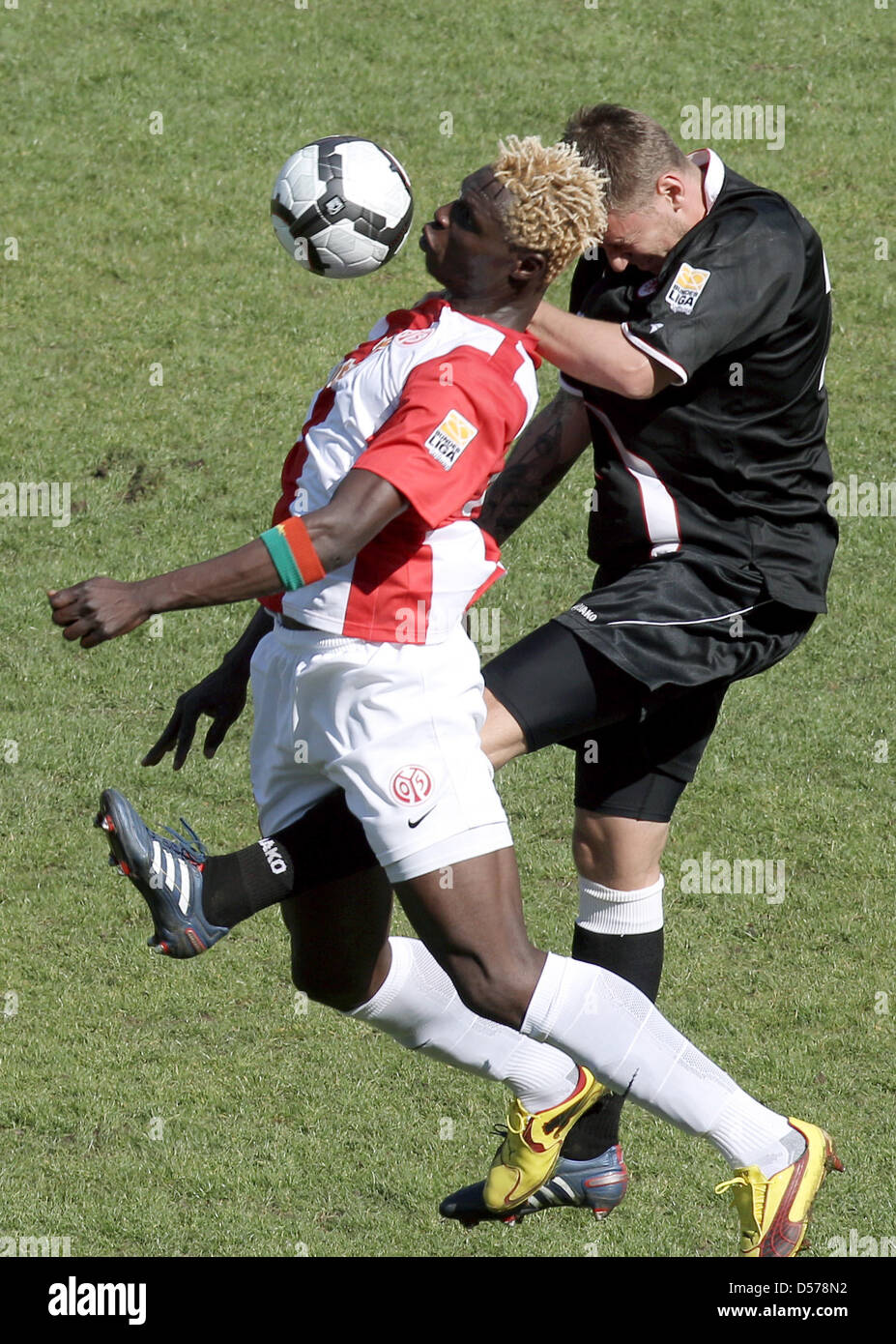 Aristide Bance Mainz (L) und der Frankfurter Marco Russ (R) wetteifern um die Kugel während der deutschen Bundesliga-Spiel FSV Mainz 05 Vs Eintracht Frankfurt am Bruchweg-Stadion aus Mainz, 24. April 2010. Das Match war 3-3 gebunden. Foto: Roland Holschneider Stockfoto