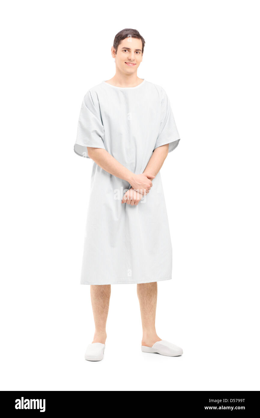 In voller Länge Portrait eines männlichen Patienten in einem Krankenhauskleid, isoliert auf weißem Hintergrund Stockfoto
