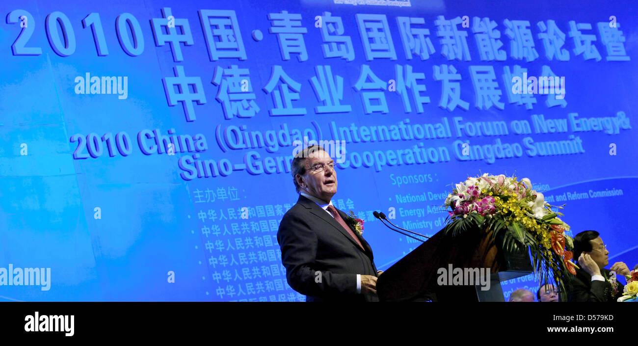 Der ehemalige deutsche Bundeskanzler Gerhard Schroeder spricht auf einer Energie-Politik-Konferenz in Qingdao, China, 29. April 2010. Foto: PETER KNEFFEL Stockfoto