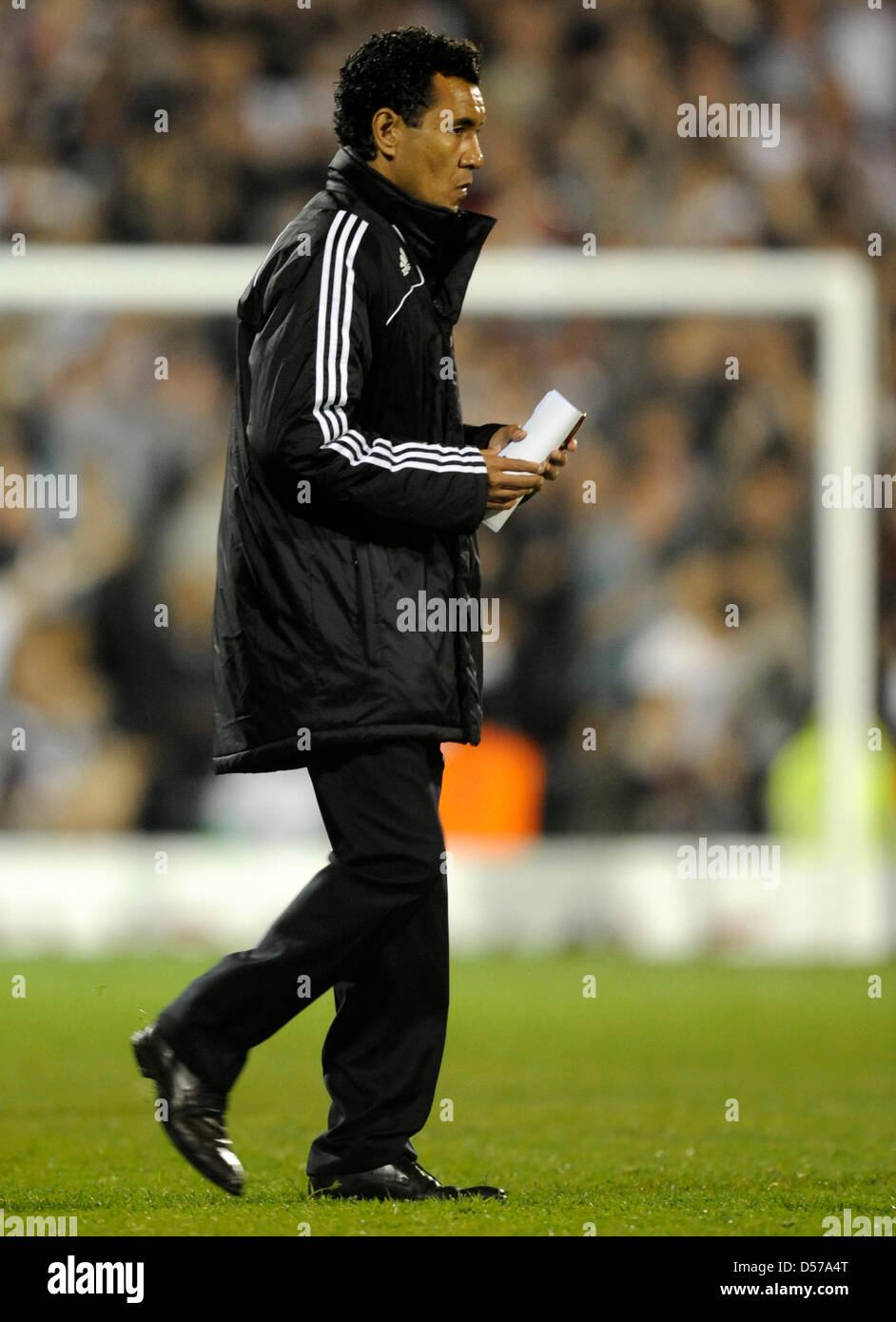 Hamburg'a Interimstrainer Ricardo Moniz verlässt das Feld nach der UEFA Champions League Halbfinale Rückspiel match FC Fulham Vs Hamburger SV im Stadion Craven Cottage in London, Großbritannien, 29. April 2010. Fulham gewann das Spiel 2: 1 und zieht weiter bis ins Finale. Foto: Fabian Bimmer Stockfoto