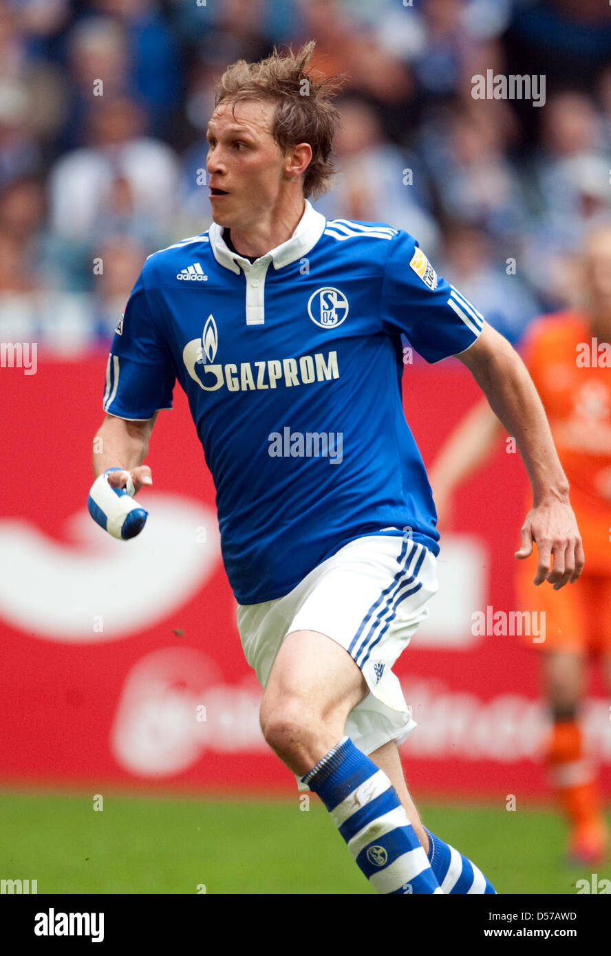 Schalke Benedikt Höwedes spielt den Ball beim deutschen Bundesliga-Spiel Schalke 04 gegen Werder Bremen in Veltins Arena in Gelsenkirchen, Deutschland, 1. Mai 2010. Foto: Bernd Thissen Stockfoto