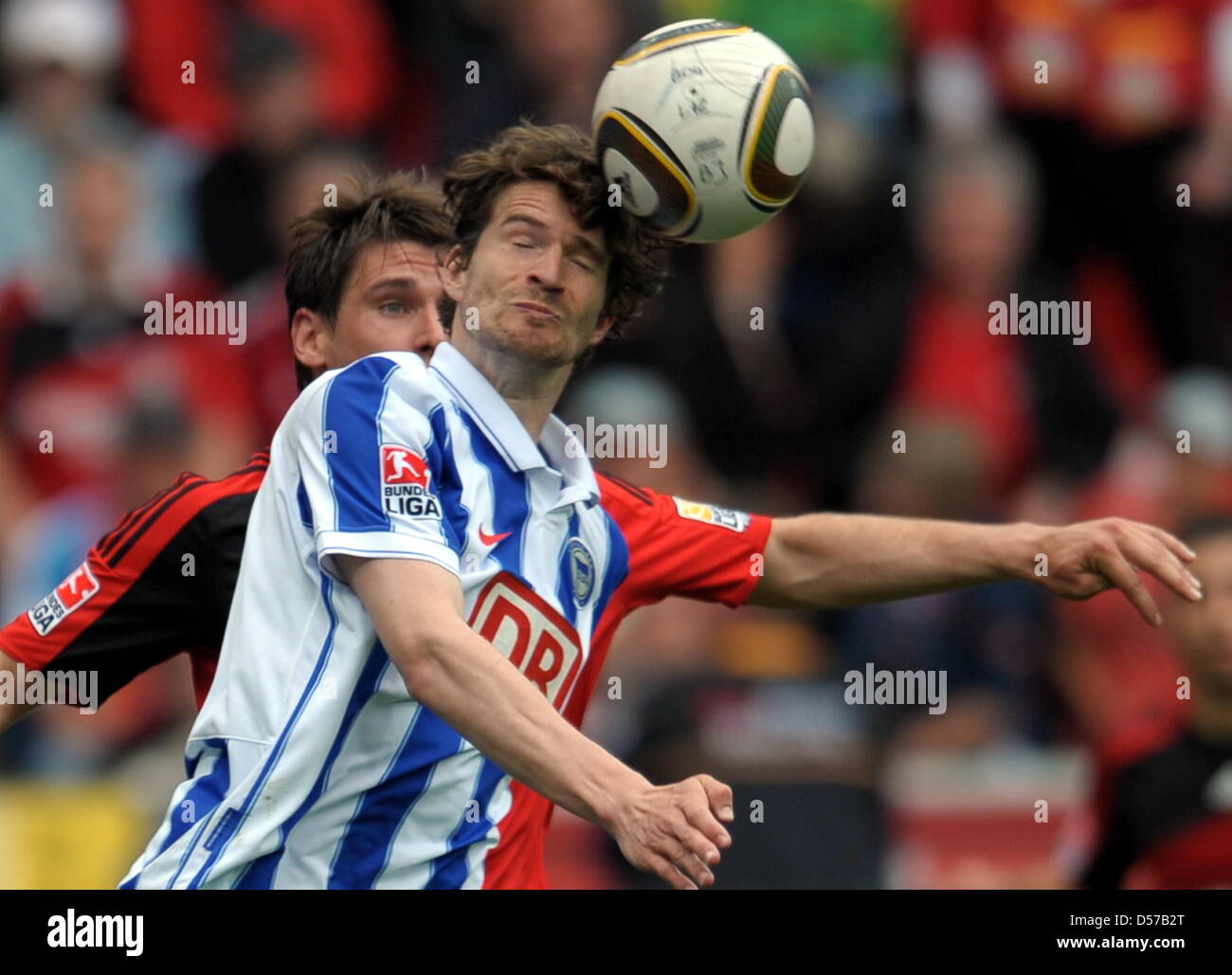 Leverkusens Patrick Helmes und Berlins Arne Friedrich (R) wetteifern um die Kugel während der deutschen Bundesliga-Spiel Bayer Leverkusen Vs Hertha Berlin im BayArena in Leverkusen, Deutschland, 1. Mai 2010. Foto: Federico Gambarini Stockfoto