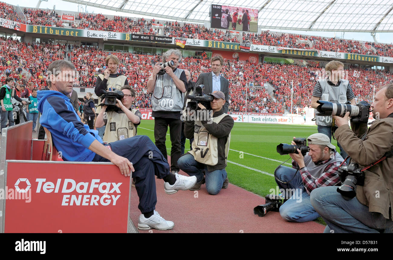 Berlins Trainer Friedhelm Funkel sitzt auf der Bank vor der deutschen Bundesliga Spiel Bayer Leverkusen Vs Hertha Berlin im BayArena in Leverkusen, Deutschland, 1. Mai 2010. Foto: Federico Gambarini Stockfoto