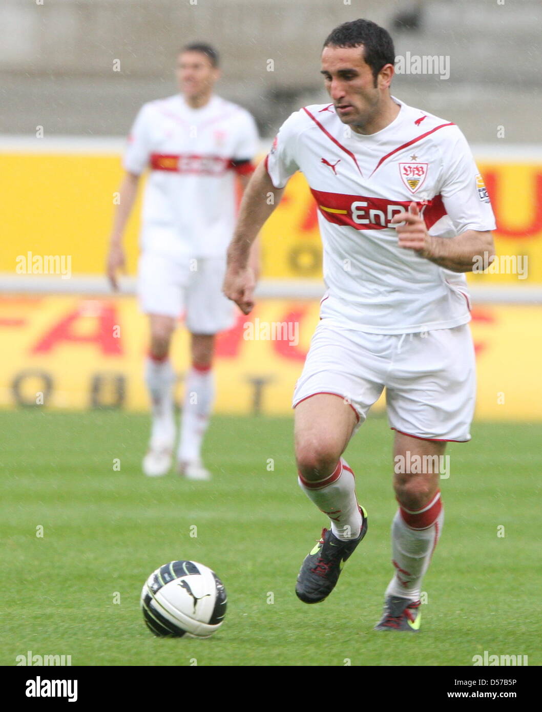 Stuttgarts Cristian Molinaro beim deutschen Fußball-Bundesliga Spiel VfB Stuttgart gegen Mainz 05 im Mercedes-Benz Arena in Stuttgart, Deutschland, 1. Mai 2010. Foto: Bernd Weissbrod Stockfoto