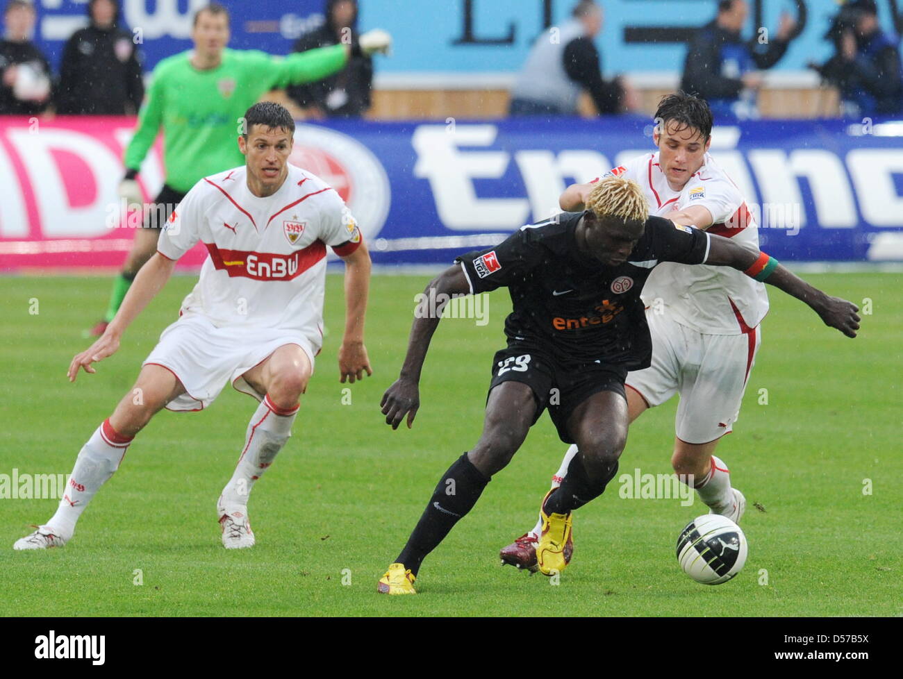 Stuttgarts Christian Traesch (R) und Mainz' Aristide Bance (C) vie für der Ball beim deutschen Fußball-Bundesliga match VfB Stuttgart Vs Mainz 05 im Mercedes-Benz Arena in Stuttgart, Deutschland, 1. Mai 2010. Foto: Bernd Weissbrod Stockfoto