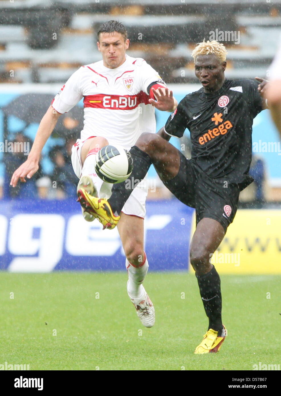 Mainz "Aristide Bance und Stuttgarts Matthieu Delpierre (L) vie für der Ball beim deutschen Fußball-Bundesliga VfB Stuttgart Vs Mainz 05 im Mercedes-Benz Arena in Stuttgart, Deutschland, 1. Mai 2010 entsprechen. Foto: Julia Weissbrod Stockfoto