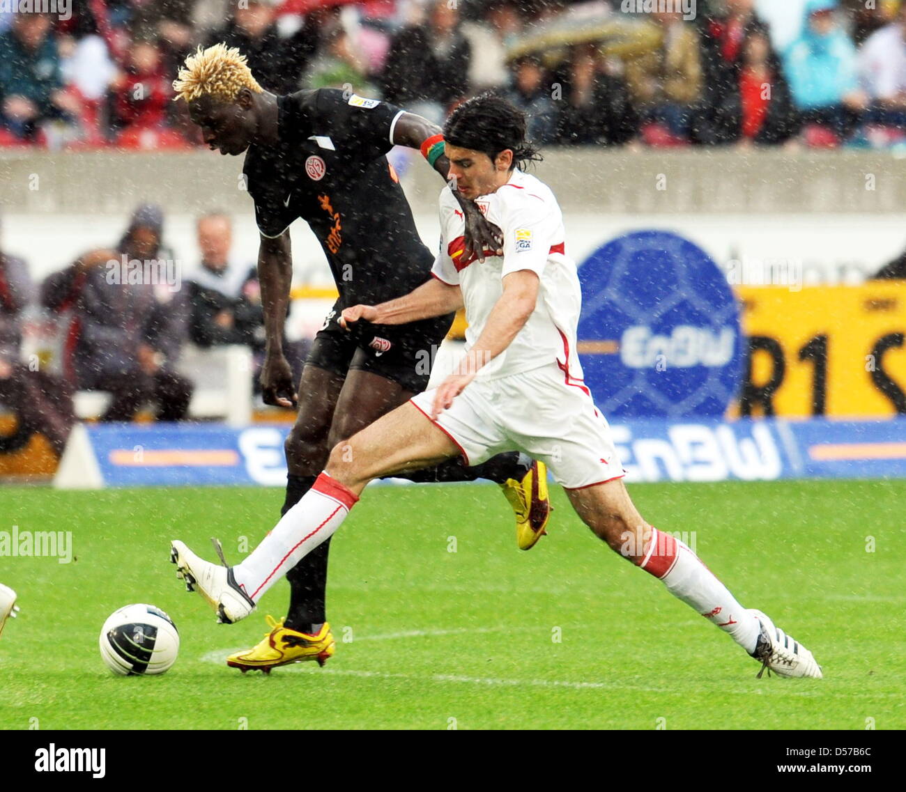 Stuttgarts Serdar Tasci (R) und Mainz "Aristide Bance vie für der Ball beim deutschen Fußball-Bundesliga match VfB Stuttgart Vs Mainz 05 im Mercedes-Benz Arena in Stuttgart, Deutschland, 1. Mai 2010. Foto: Bernd Weissbrod Stockfoto