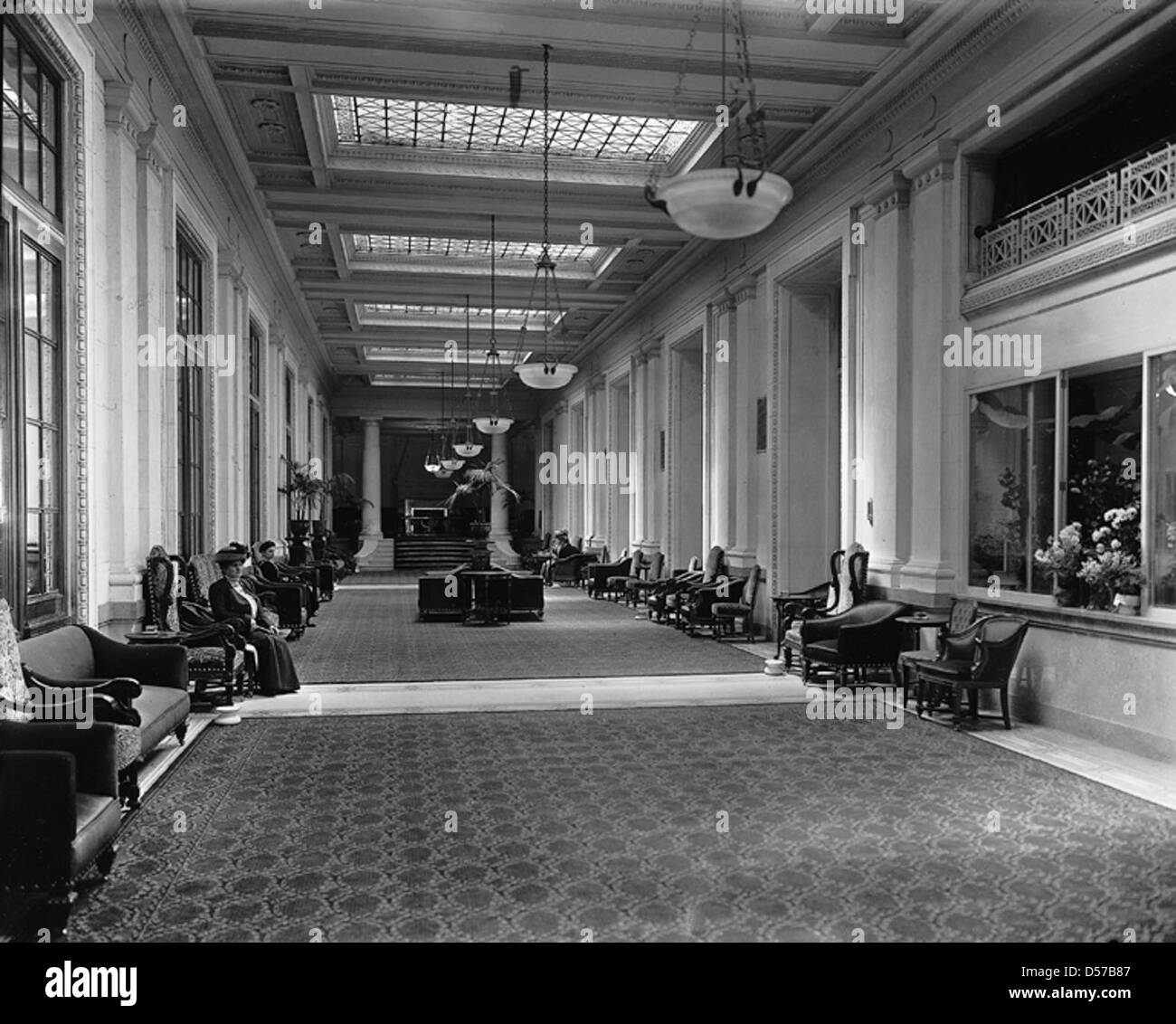 Dieses Foto von 1916 zeigt den Hauptkorridor des Windsor Hotels in Montreal, Québec. Die Erweiterung des Hotels war eine wichtige architektonische Ergänzung während des frühen 20. Jahrhunderts, die den wachsenden Wohlstand von Montreal widerspiegelt. Stockfoto