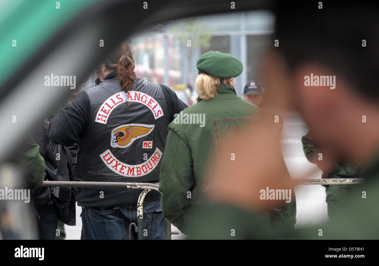 Ein Mitglied des Motorradclubs "Hells Angels" steht an einer Schranke vor dem Bezirksgericht in Kaiserslautern, Deutschland, 4. Mai 2010. Das Amtsgericht wird das Urteil am 4. Mai 2010 in einem Mordprozess bekannt, in dem zwei Männer des Motorradclubs "Hells Angels" beschuldigt werden, um den Chef der "Outlaws" in der Nähe von Donnersbergkreis getötet haben. Foto: Ronald Wittek Stockfoto