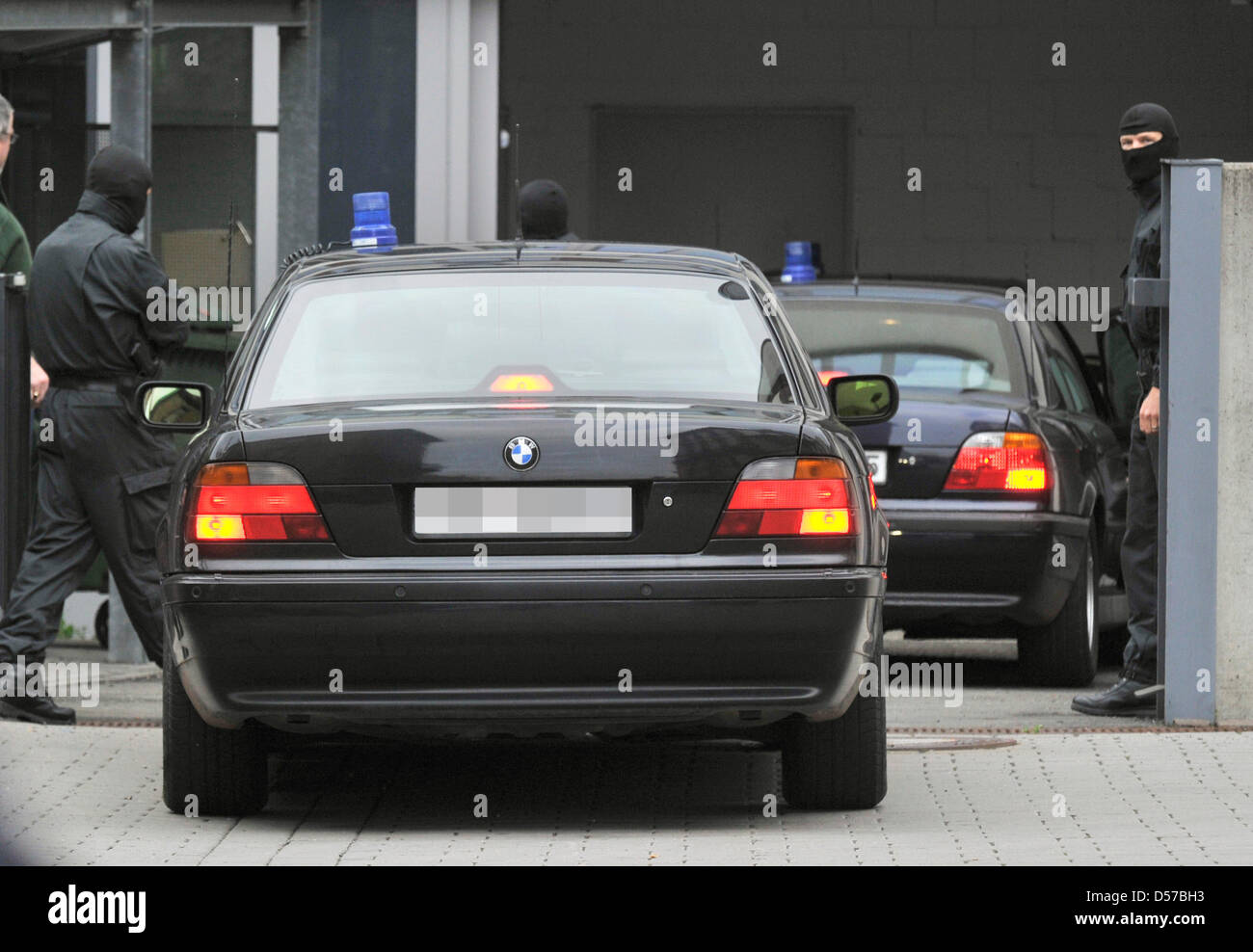 Mummed Offiziere des deutschen spezielle Polizei (SEK) sichern den Eintritt in einen Sicherheitsbereich, während der Angeklagte in das Gebäude am Bezirk Hof in Kaiserslautern, Deutschland, 4. Mai 2010 getrieben wird. Das Amtsgericht bekanntgeben, das Urteil über 4. Mai 2010 in einem Mordfall, in der zwei Männer der Motorrad Club "Hells Angels" wird vorgeworfen, der Chef der getötet haben '' Ou Stockfoto