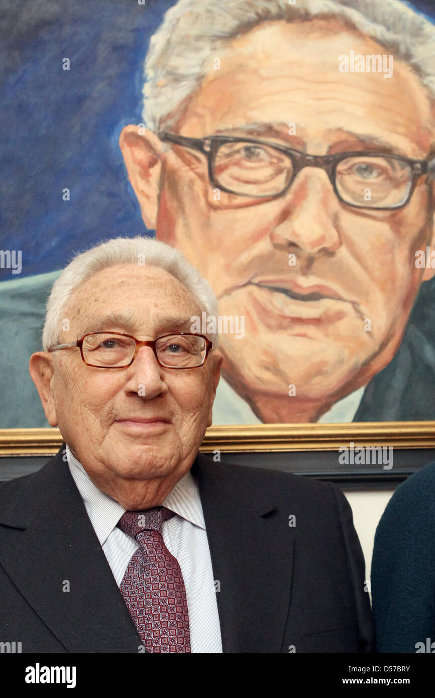 Ehemalige US-Außenminister Henry Kissinger im Bild vor seinem Porträt im Rathaus in Fürth, Deutschland, 4. Mai 2010. Kissinger in Fürth geboren und wurde ausgezeichnet mit dem Porträt, das er selbst enthüllt. Foto: DANIEL KARMANN Stockfoto
