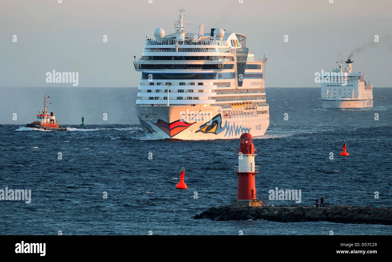 Club Kreuzfahrtschiff Aidablu Betritt Hafen In Warnemünde