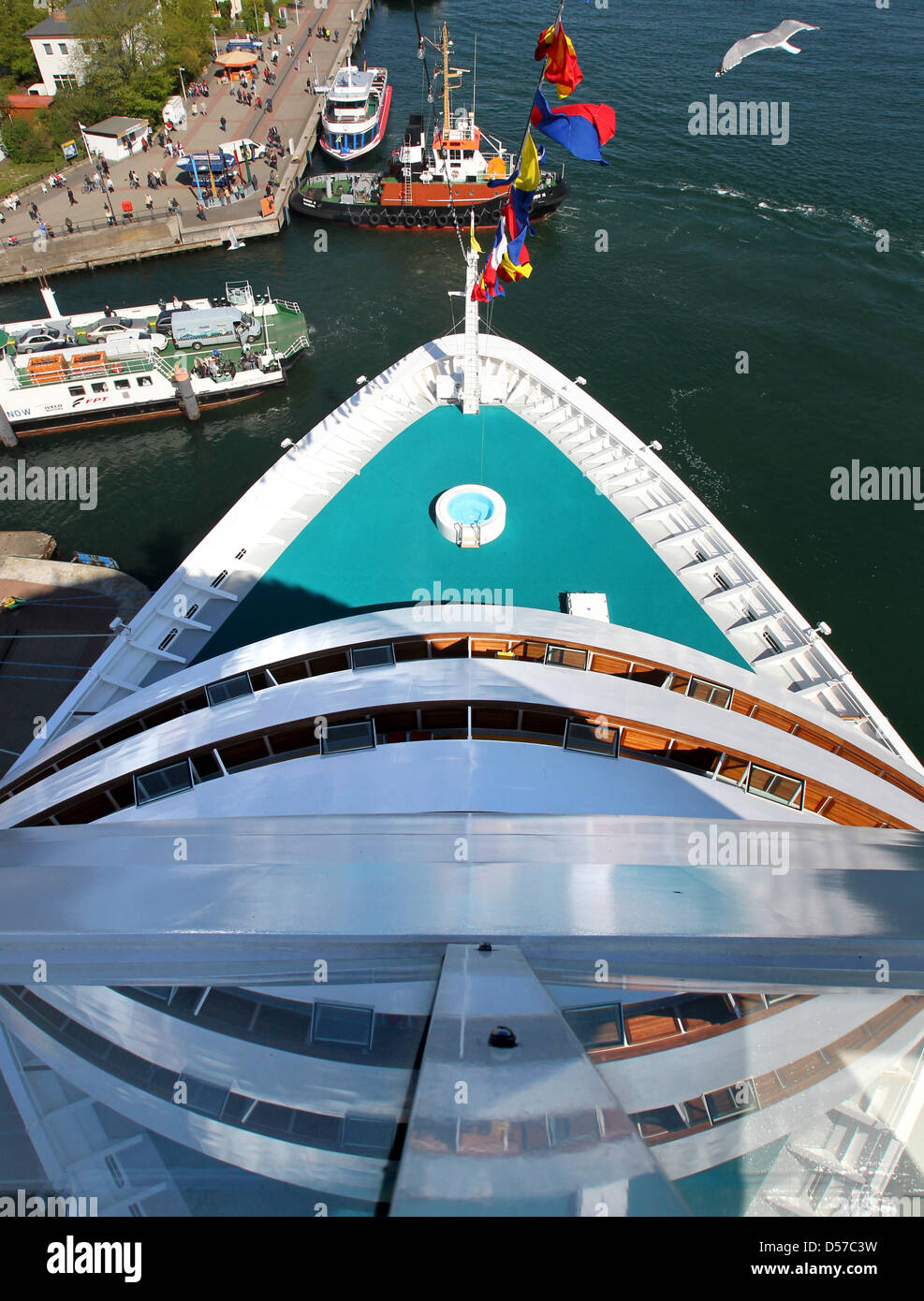 Club Kreuzfahrtschiff Aidablu Betritt Hafen In Warnemünde