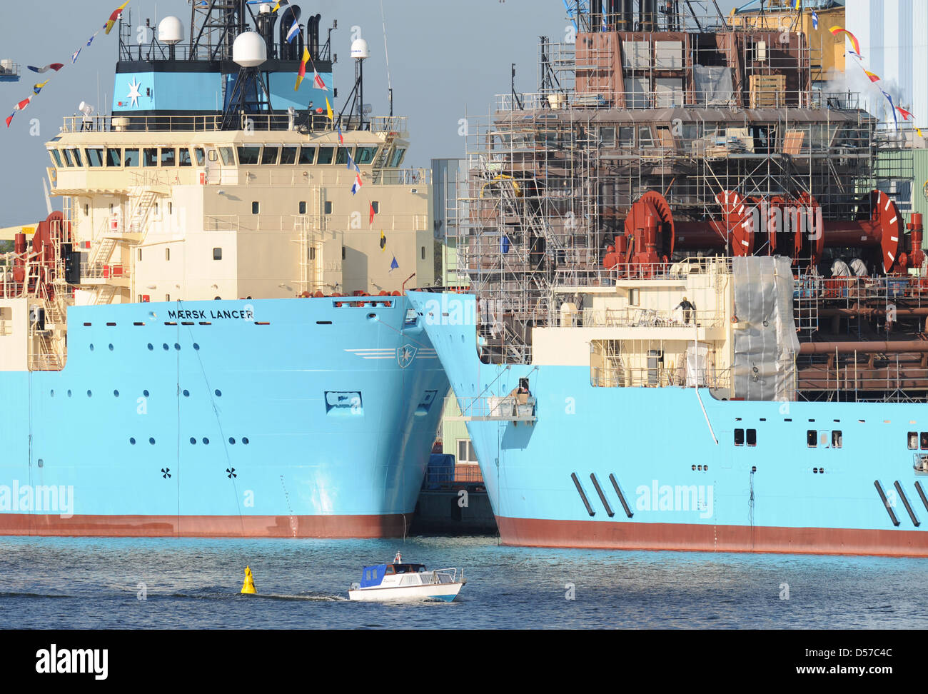 Zwei neue Anker ziehen Angebote liegen am Pier Ausrüstung der