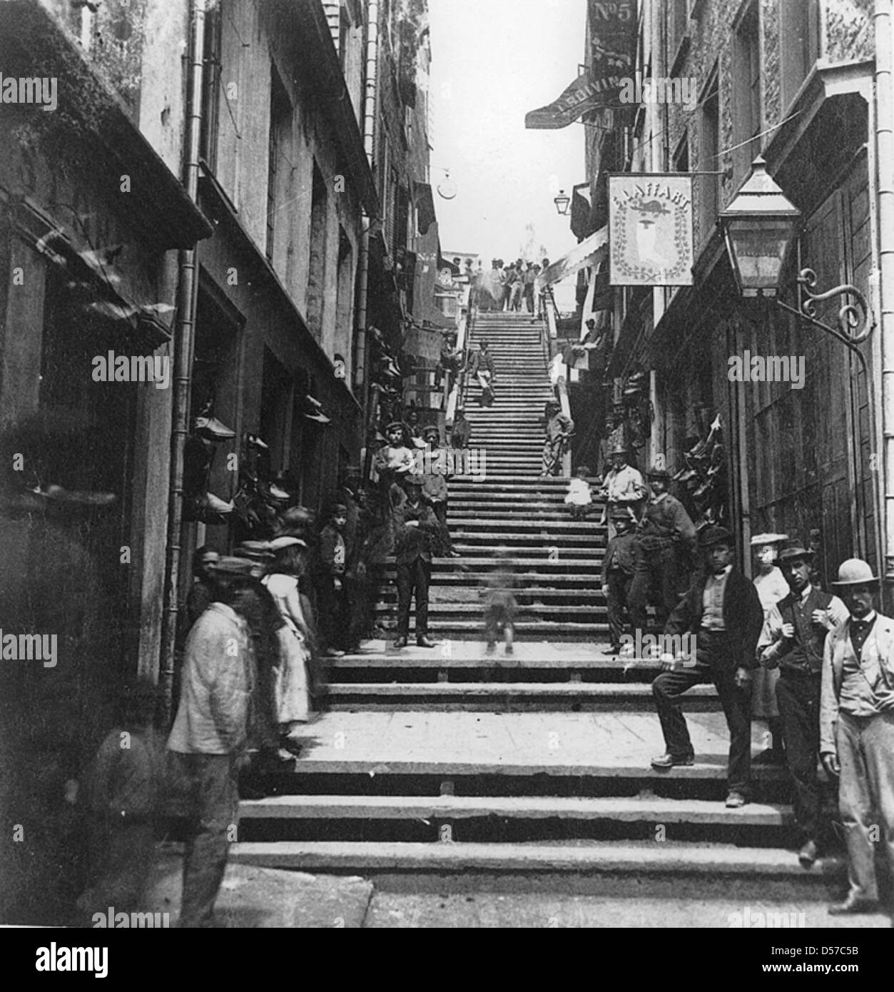 Die halsbrecherische Treppe in Quebec City, auch bekannt als Casse-Cou, ist eine berühmte steile Treppe, die von der Unterstadt nach Oberstadt führt. Dieses historische Foto, das um 1870 aufgenommen wurde, zeigt die Herausforderung der Stufen in den frühen Tagen der Stadt. Stockfoto