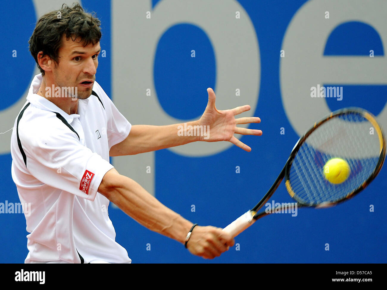 Deutschlands Philipp Petzschner kehrt eine Rückhand in Österreichs Daniel Koellerer bei den BMW Open in München, Deutschland, 5. Mai 2010. Foto: FRANK LEONHARDT Stockfoto