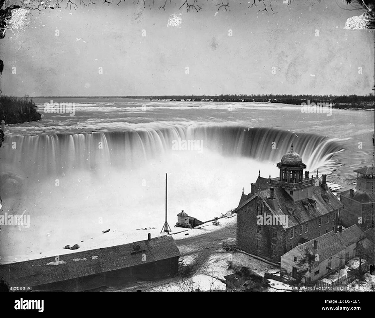 Eine Luftaufnahme der Horseshoe Falls in Niagara, aufgenommen 1869. Der mächtige Wasserfall, eine wichtige Attraktion an der Grenze zwischen Kanada und den USA, ist mit seinem beeindruckenden Wasserfluss zu sehen. Stockfoto