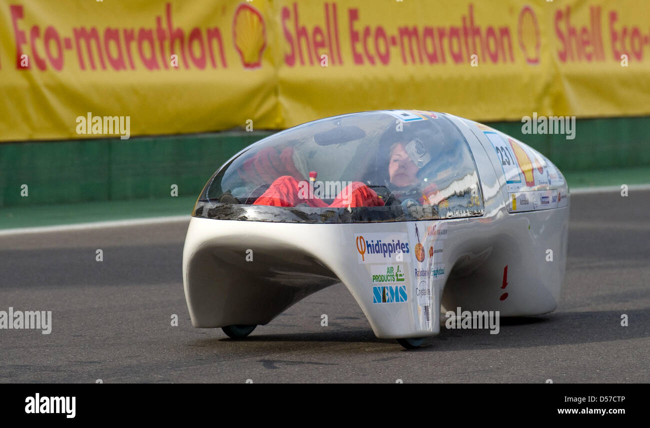 Das Team "Hogeschool Rotterdam" aus den Niederlanden und ihr Fahrzeug nehmen Teil in der 26. Shell Eco-Marathon auf dem Lausitz EuroSpeedway in Klettwitz, Deutschland, 7. Mai 2010. Studenten-Teams aus 22 Ländern treten in die Langstreckenrennen mit innovativen und effektiven Fahrzeuge an. Einige 3000 Studenten, Schüler und Auszubildende in 213 Teams aus Deutschland, davon 24 konkurrieren bei t Stockfoto Das Team "Hogeschool Rotterdam" aus den Niederlanden und ihr Fahrzeug nehmen Teil in der 26. Shell Eco-Marathon auf dem Lausitz EuroSpeedway in Klettwitz, Deutschland, 7. Mai 2010. Studenten-Teams aus 22 Ländern treten in die Langstreckenrennen mit innovativen und effektiven Fahrzeuge an. Einige 3000 Studenten, Schüler und Auszubildende in 213 Teams aus Deutschland, davon 24 konkurrieren bei t Stockfoto