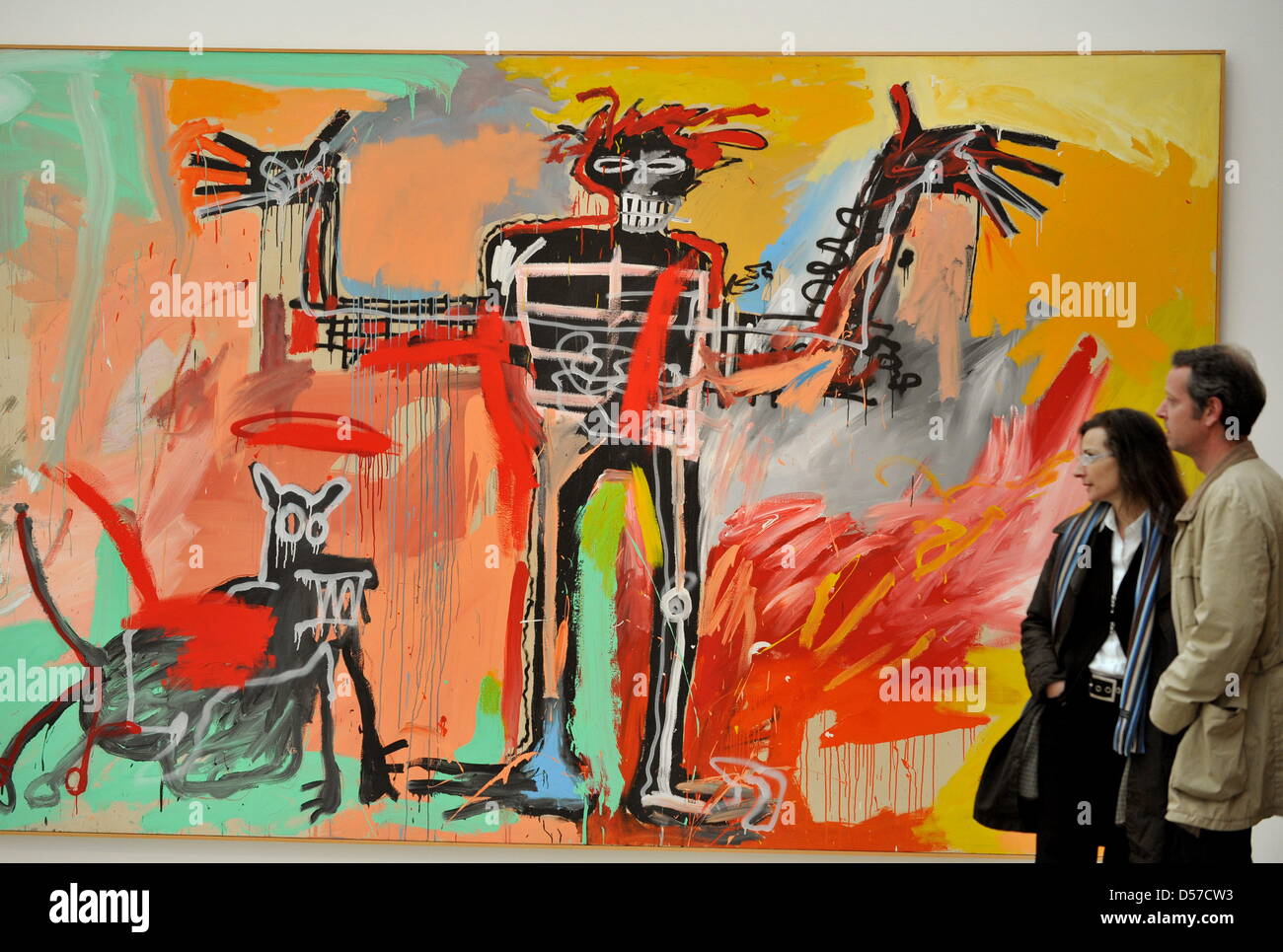 Besucher von der Presse-Vernissage der Ausstellung '' Basquiat'' auf das Gemälde '' junge und Hund in Jonnypump'' (1982) im Museum der Fondation Beyeler in Riehen Blick in der Nähe von Basel, Schweiz, 7. Mai 2010. Auf der Occaision des 50. Geburtstages des 1988 verstorbenen Künstlers Jean-Michel Basquiet widmet die Fondation Beyeler eine große Retrospektive mit über 100 Gemälde, Papierarbeiten und ob Stockfoto