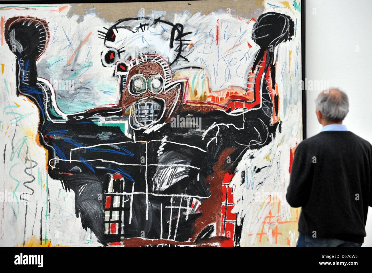 Ein Besucher der Presse private Ansichten der Ausstellung '' Basquiat'' schaut das Gemälde "Untitled" (Boxer, 1982) im Museum der Fondation Beyeler in Riehen bei Basel, Schweiz, 7. Mai 2010. Auf der Occaision des 50. Geburtstages des 1988 verstorbenen Künstlers Jean-Michel Basquiet widmet die Fondation Beyeler eine große Retrospektive mit über 100 Gemälde, Papierarbeiten und Objekte Stockfoto
