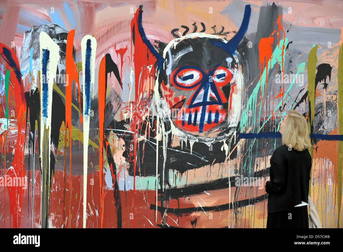 Ein Besucher der Press Preview der Ausstellung '' Basquiat'' schaut das Gemälde "Untitled" (Teufel, 1982) im Museum der Fondation Beyeler in Riehen bei Basel, Schweiz, 7. Mai 2010. Auf der Occaision des 50. Geburtstages des 1988 verstorbenen Künstlers Jean-Michel Basquiet, die Fondation Beyeler widmet eine große Retrospektive mit über 100 Gemälde, Papierarbeiten und Objekte, die Stockfoto
