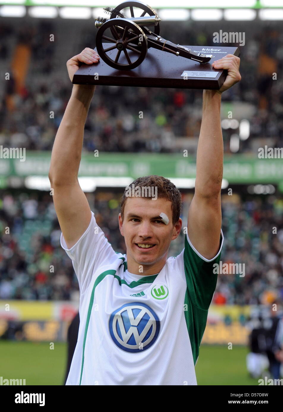 Wolfsburgs Edin Dzeko (L) feiert die sogenannten Torjäger-Kanone für die meisten  Tore in der Saison 2009/10 und Posen mit letzte Saison Torschützenkönig  Grafite (R) nach deutschen Bundesliga Spiel VfL Wolfsburg Vs Eintracht