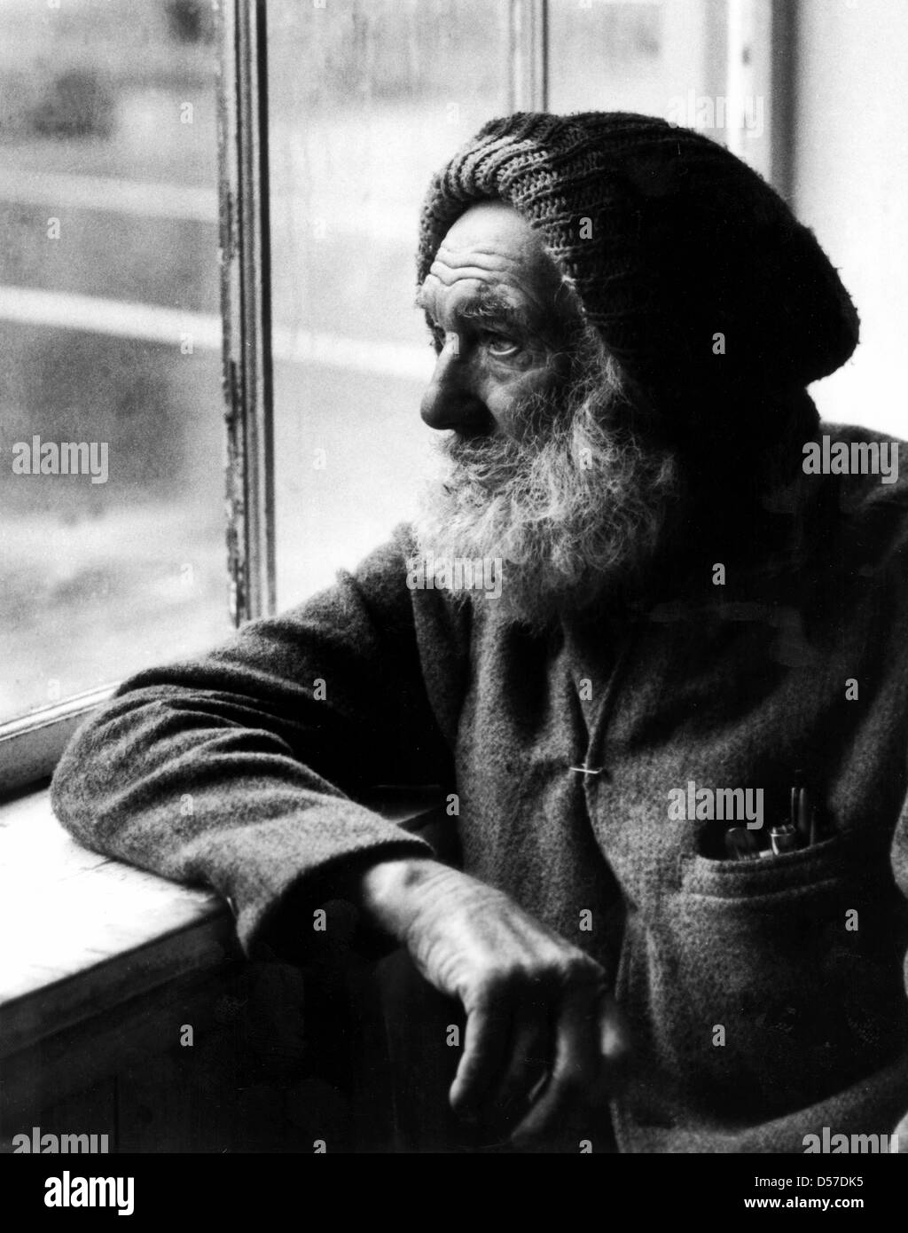 Alter Seemann Schaut Aus Dem Fenster Fotos Und Bildmaterial In Hoher