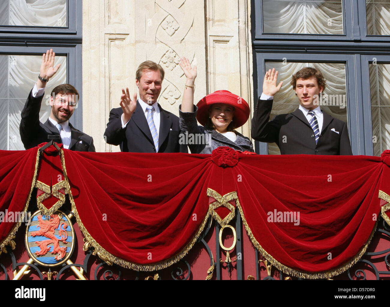 Großherzog Henri von Luxemburg (2-R), Großherzogin Maria Teresa von Luxemburg (2-L), Prinz Sebastian von Luxemburg (L) und Guillaume, Hereditary Grand Duke of Luxembourg (R), besuchen die Wallfahrt zu der Statue unserer lieben Frau von Luxemburg, Trösterin der Betrübten, Luxemburg, 9. Mai 2010. Der Kult von unserer lieben Frau von Luxemburg, Trösterin der Betrübten, das durch die J gestartet wurde Stockfoto