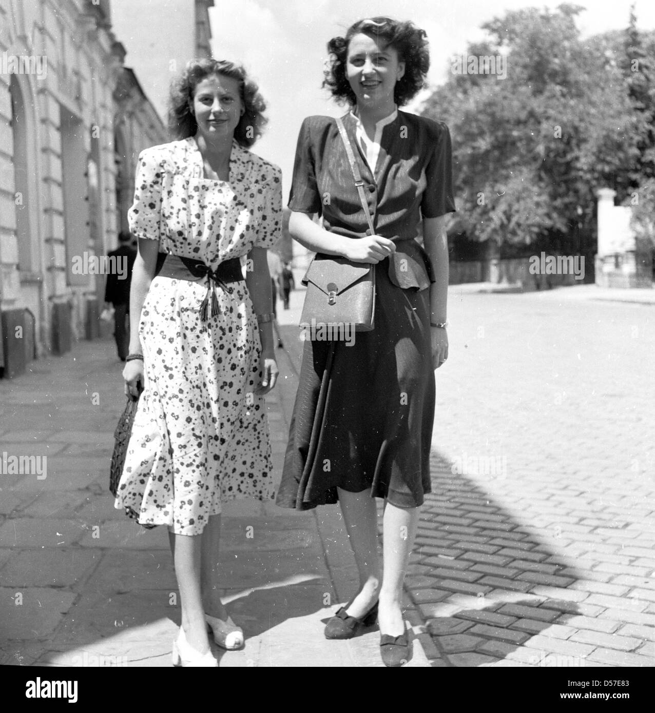 Bulgarien, 1950er Jahre. Historisches Bild der zwei jungen gut gekleideten Frauen, die zu Fuß in die Stadt. Stockfoto