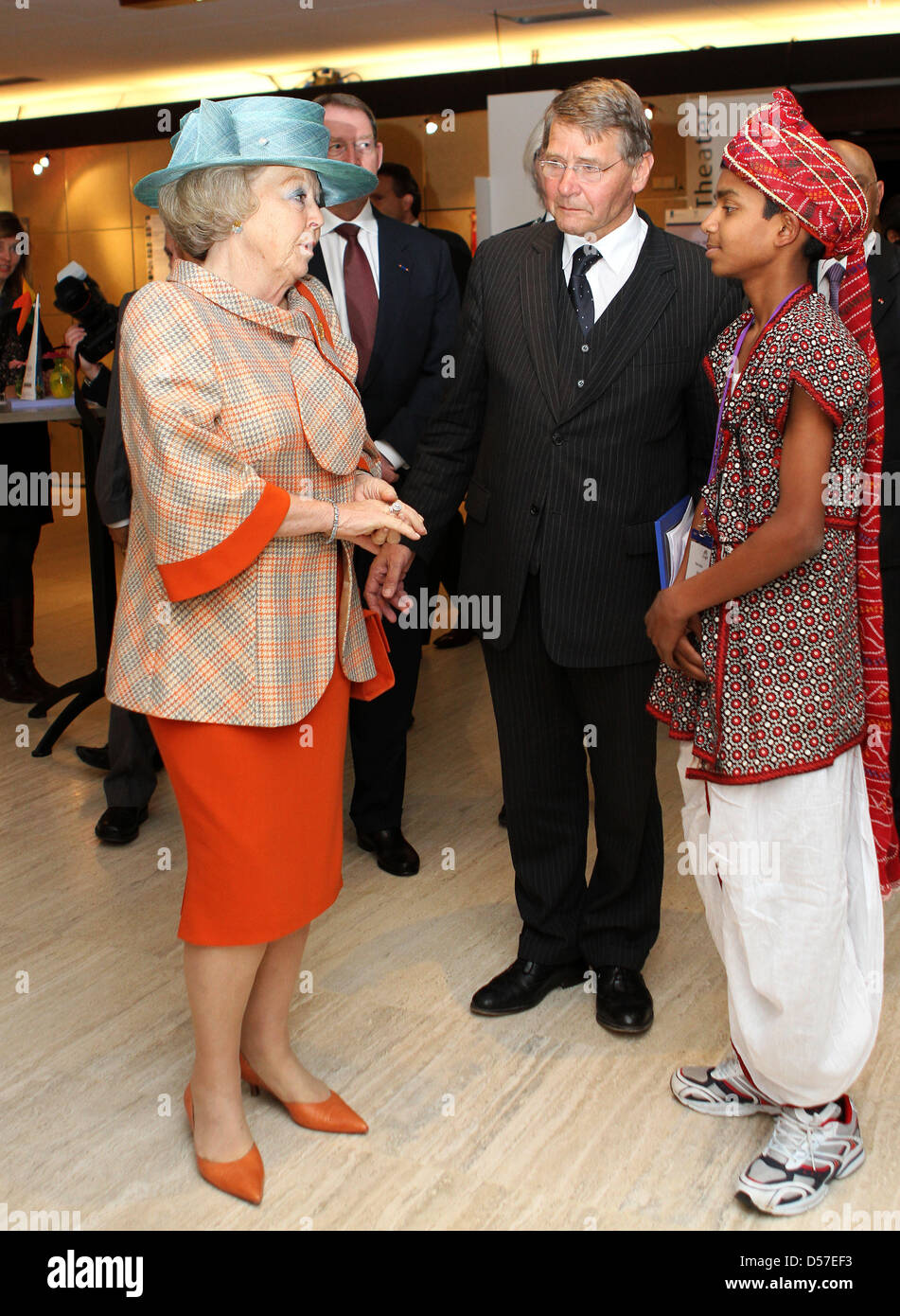 Niederländische Königin Beatrix (L) besucht den letzten Tag der den Haag globale Kind Arbeitskonferenz in den Haag, Niederlande, 11. Mai 2010. Die ILO-Konvention 182 am schlimmsten Formen des Kind Arbeit (WFCL), die weithin ratifiziert internationale Übereinkommen, wurde vor 10 Jahren in Betrieb genommen und ist 6 Jahre vor der globalen Ziel der Beseitigung der WFCL. Während die globale 1965er Stockfoto