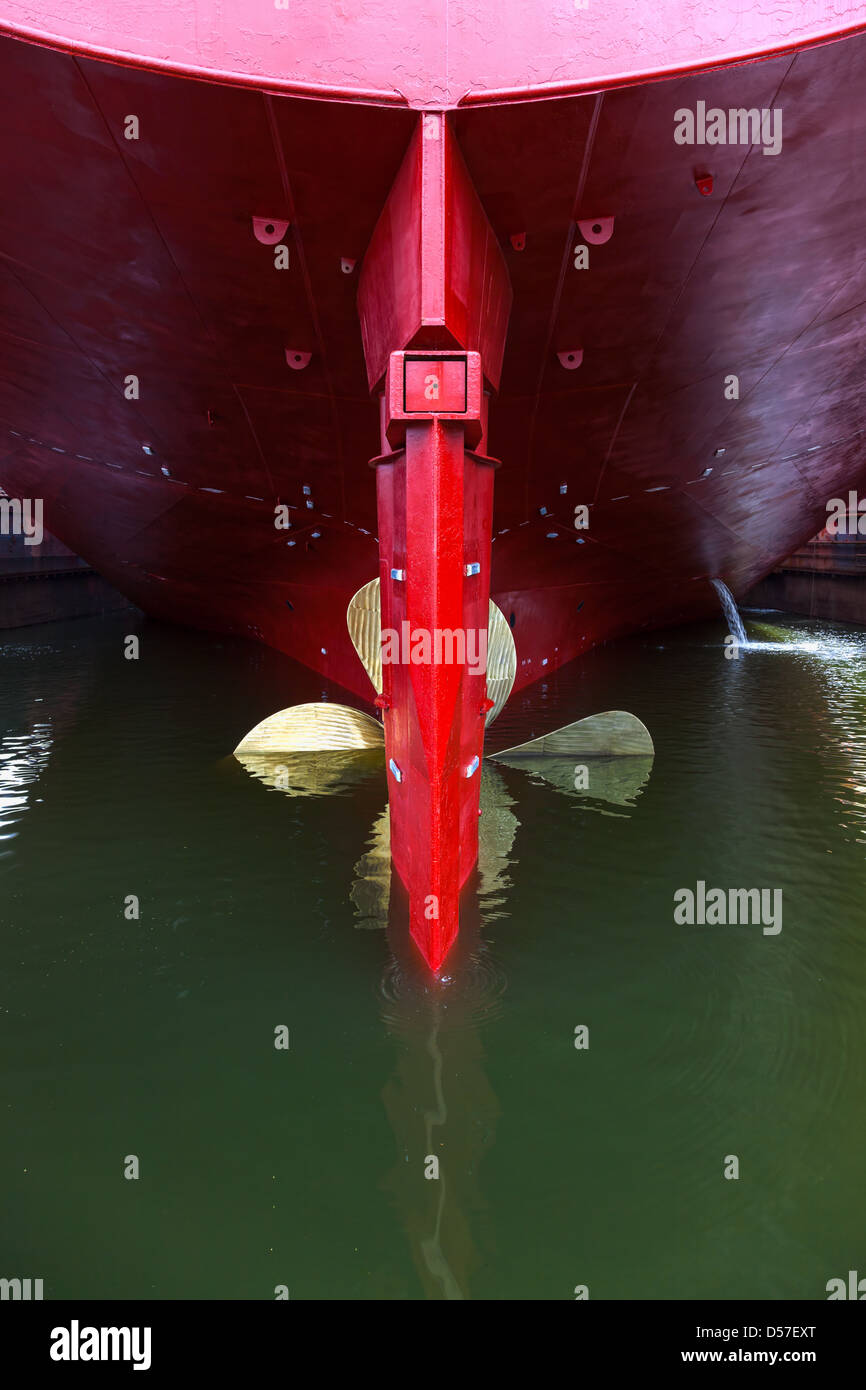 Großer Propeller und Ruder auf einem Schiff. Stockfoto