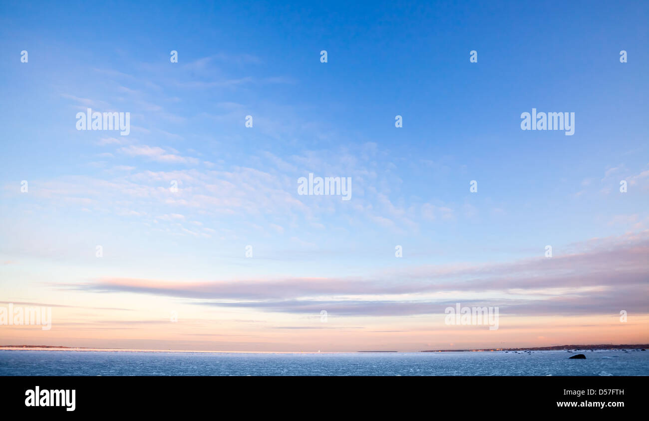 Tiefblaue Morgen Himmel Hintergrundtextur mit windigen Wolken Stockfoto