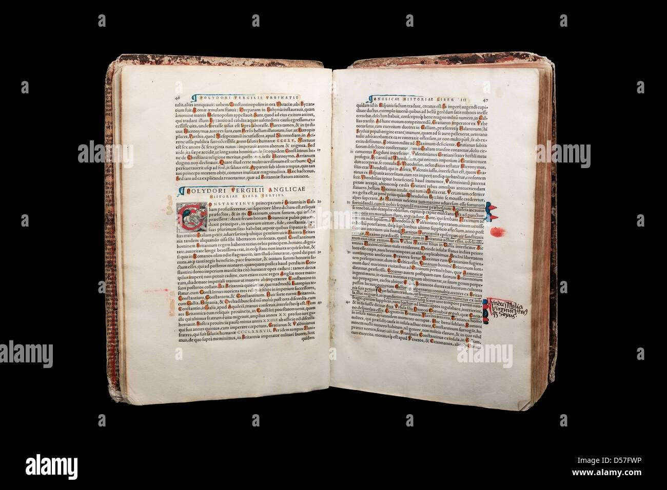 Ein altes Buch (Polydori Vergilii Urbinatis Anglicae Historiae Liber Primus) - stammt aus dem Jahre 1534 - im Studio fotografiert. Stockfoto