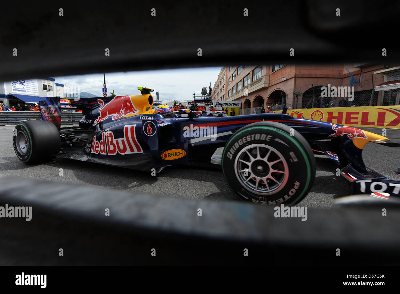 Australische Pilot Mark Webber von Red Bull Racing tritt eine Wendung in Praxis 3-Sitzung auf dem Stadtkurs von Monte Carlo, Monaco, 15. Mai 2010. Die 2010 findet am 16. Mai 2010 Formel 1 Grand Prix von Monaco statt. Foto: PETER STEFFEN Stockfoto