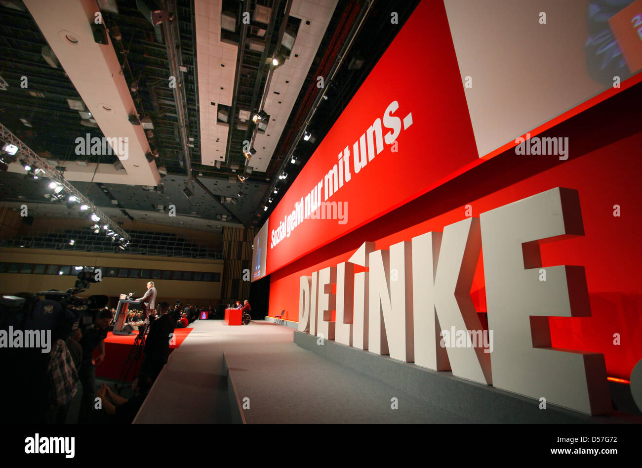 Gemeinsame Vorsitzende Lothar Bisky ausgehende hält eine Rede auf dem Bundes Parteitag der Partei die linke in Rostock, Deutschland, 15. Mai 2010. Eine neue Partei-Stuhl, Sekretär und Kommissar für die Gründung der Partei werden gewählt werden. Foto: Jens Büttner Stockfoto