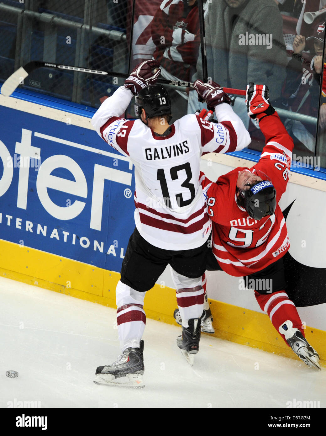 Kanadas Matt Duchene (R) und Lettlands Guntis Glavins (L) wetteifern um den Puck im Jahr 2010 IIHF World B Gruppenspiel Lettland gegen Kanada in Mannheim, Deutschland, 10. Mai 2010. Foto: ARNE DEDERT (nur zur redaktionellen Verwendung) Stockfoto