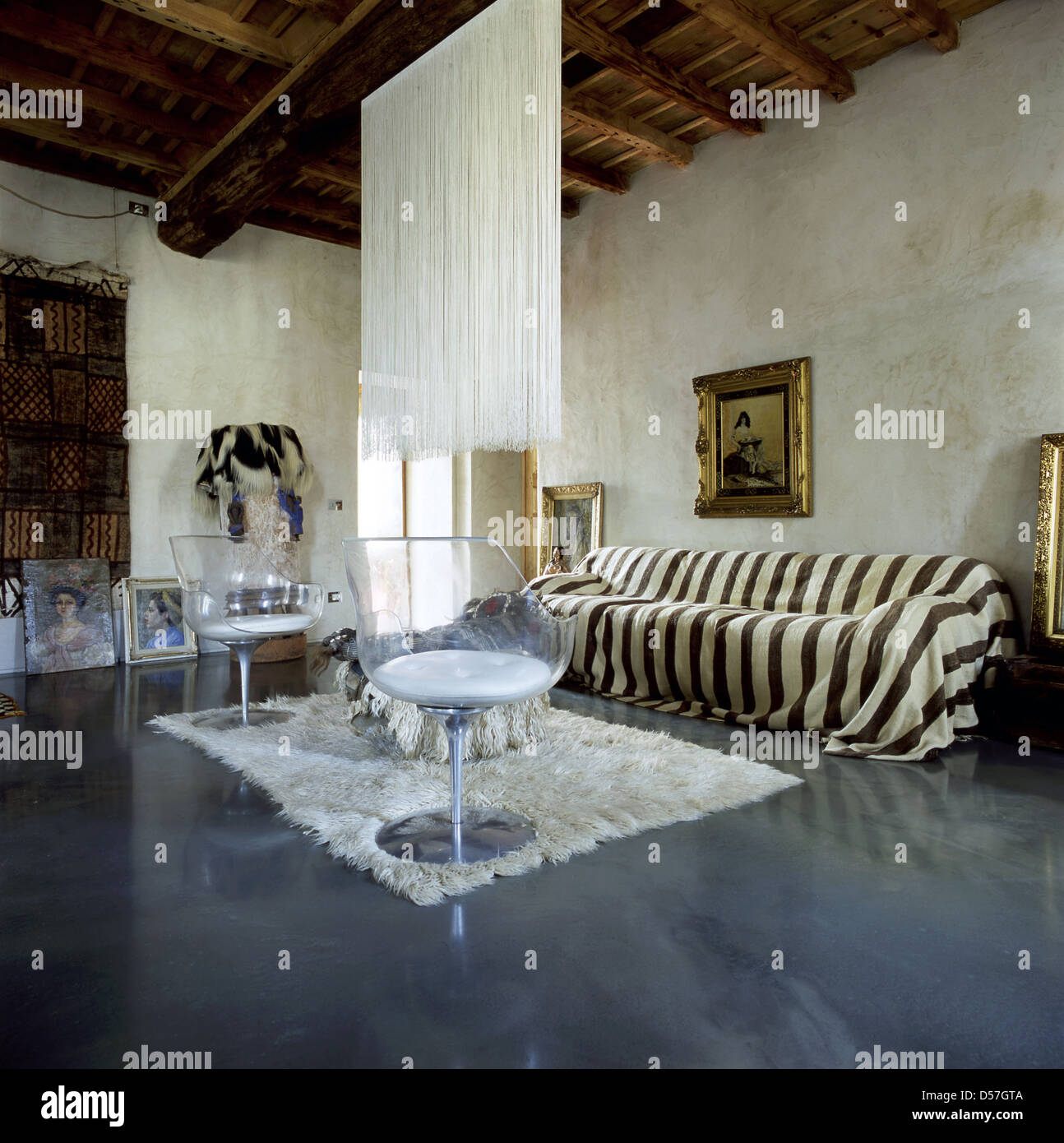 Innen ein elegantes Wohnzimmer in einer Wohnung mit ethnische Möbel in Italien Stockfoto
