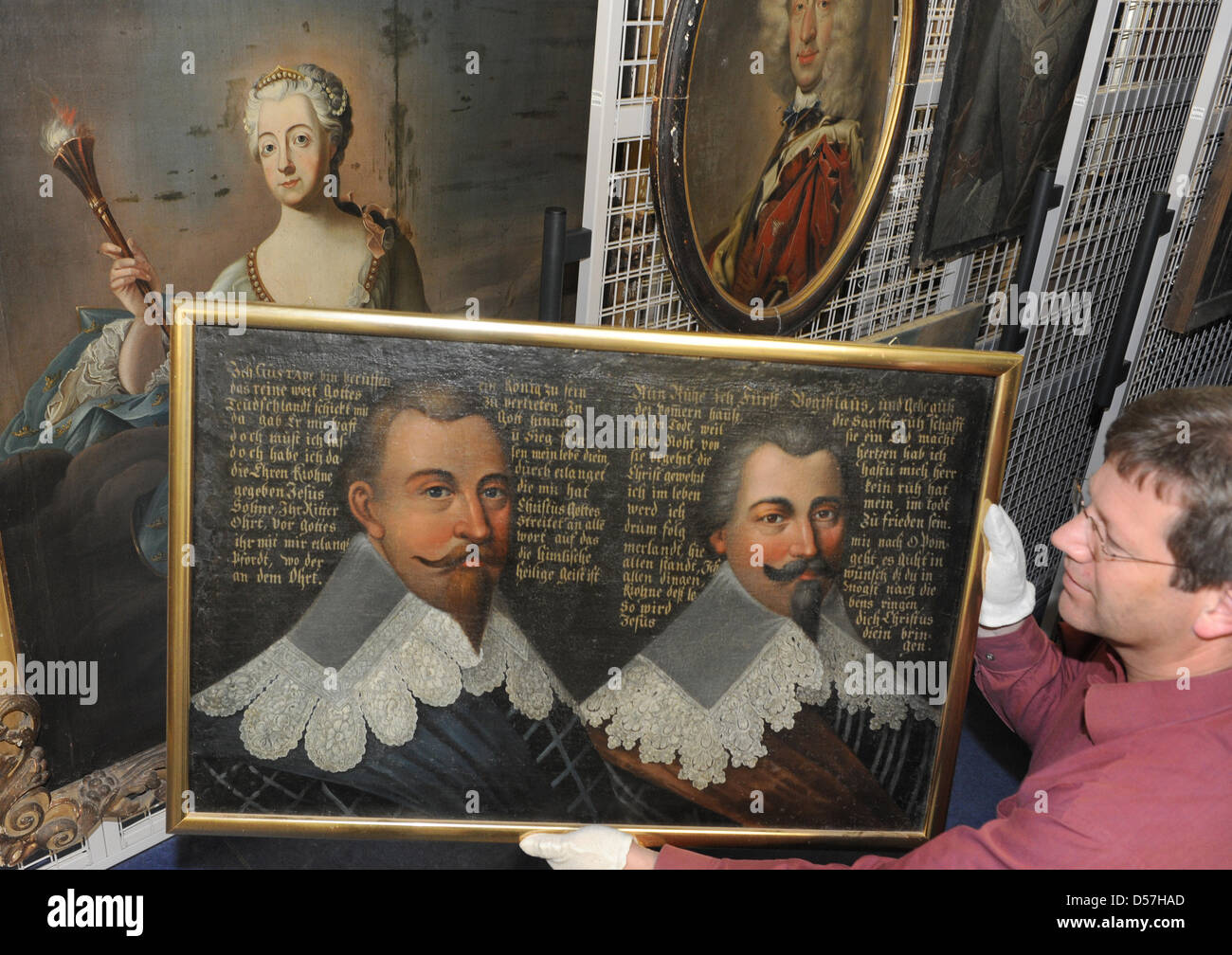 Stefan Fassbinder, Historiker der Pommerschen State Museum Greifswald, präsentiert ein Öl-Gemälde von König Gustaf Adolf II. von Schweden (L) und Herzog Bogislaw XIV von Pommern (R) in Greifswald, Deutschland, 30. April 2010. Die Bilder werden auf dem Display in einer ständigen Ausstellung von 9. Juni 2010 auf. Foto: Stefan Sauer Stockfoto