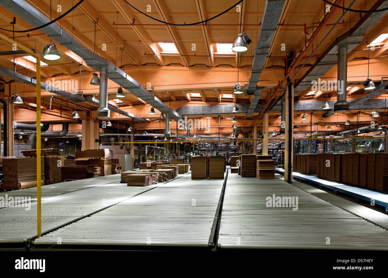 Werkstatt einer Fabrik mit der Produktion von einer Wellpappe Stockfoto