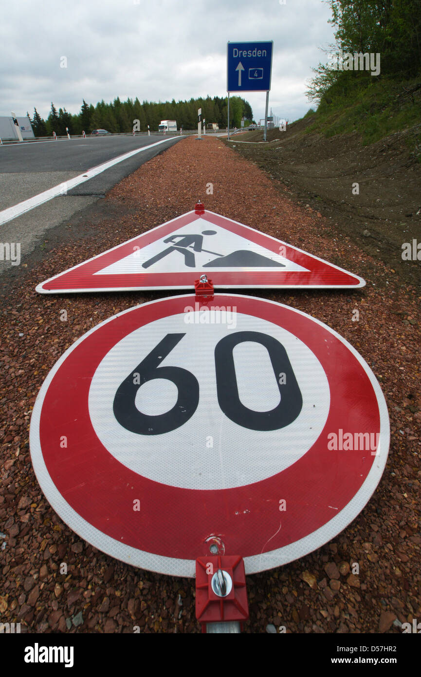 Verkehrsschilder in einen neuen Abschnitt der Autobahn A4 Hohenstein - Ernstthal bis Limbach - Oberfrohna in Sachsen, Deutschland, 12. Mai 2010. Am 14. Mai 2010 wird 11, 2 km lange sechsspurige Abschnitt mit elf Brücken für den Verkehr freigegeben. Baubeginn war im November 2007. Foto: Jan-Peter Kasper Stockfoto