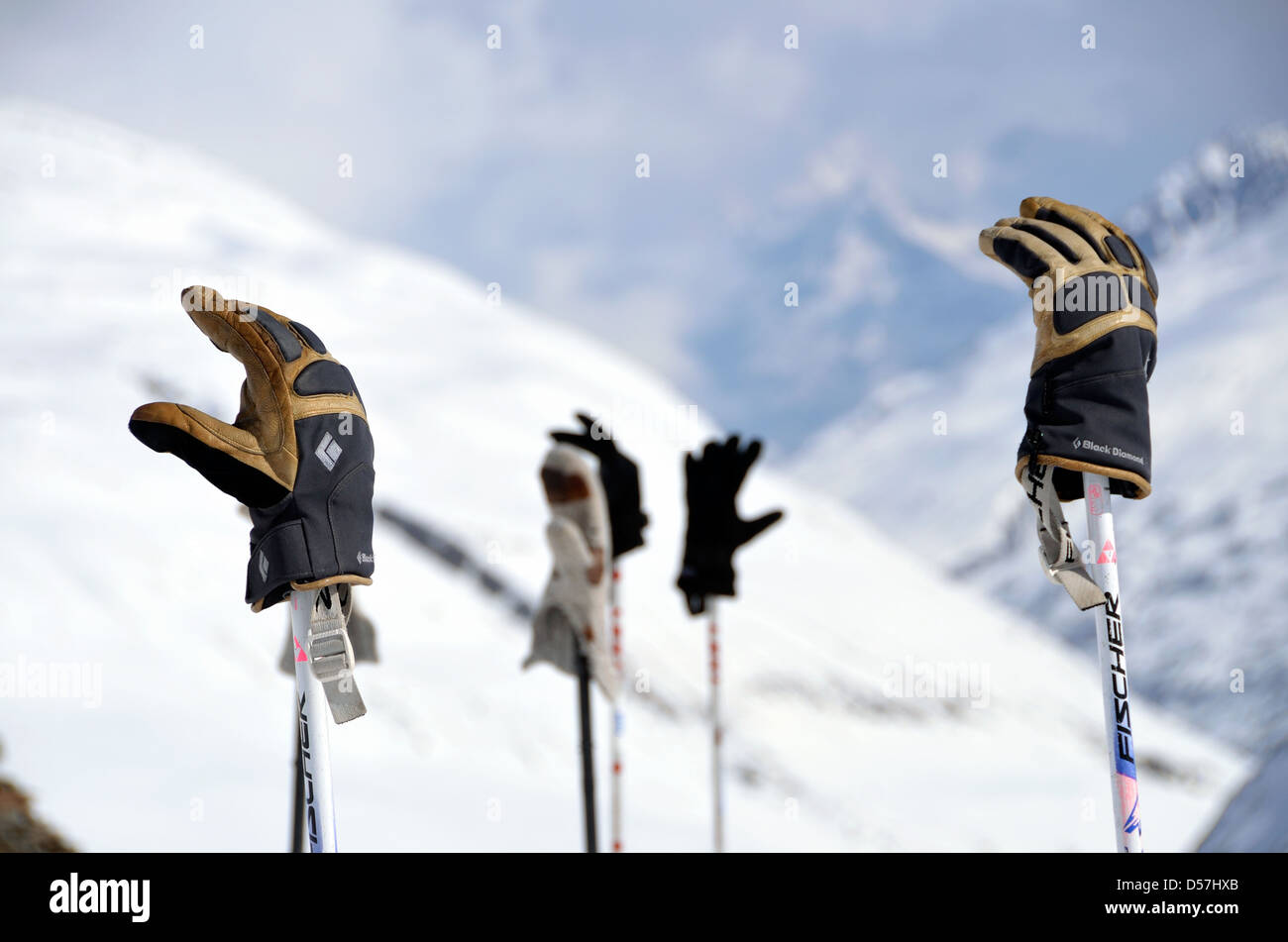 Handschuhe Ski-Stöcke, Atztaler Alpen, Italien. Stockfoto