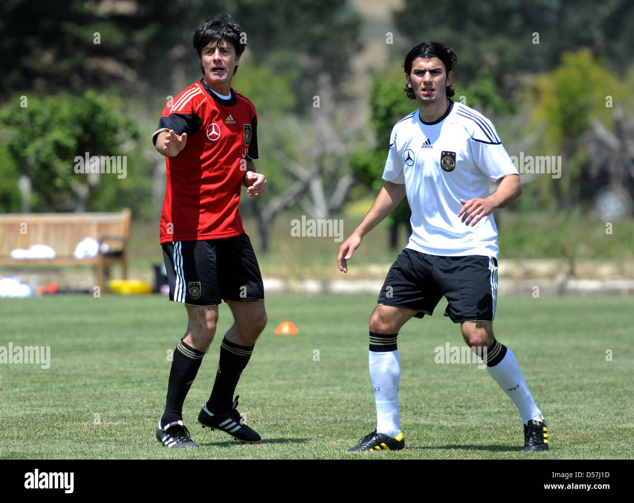 Deutschlands Trainer Joachim Löw (L) Gesten neben Serdar Tasci während  einer Trainingseinheit im sizilianischen Sciacca, Italien, 18. Mai 2010.  Auf der italienischen Insel Sizilien, die deutsche Fußball-Mannschaft  bereitet sich für die FIFA