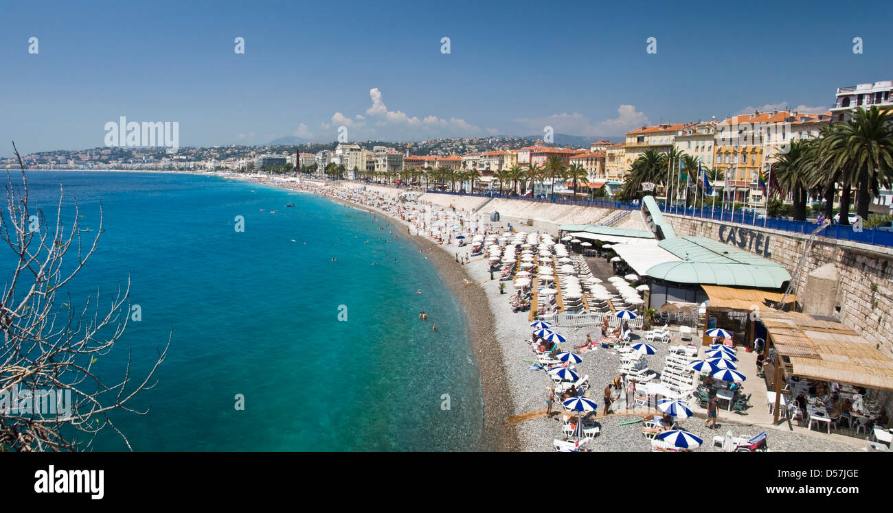 Panorama auf die Bucht von Nizza, die Promenade des Anglais (englische Promenade) und den Strand in Nizza - Nizza, Frankreich Stockfoto