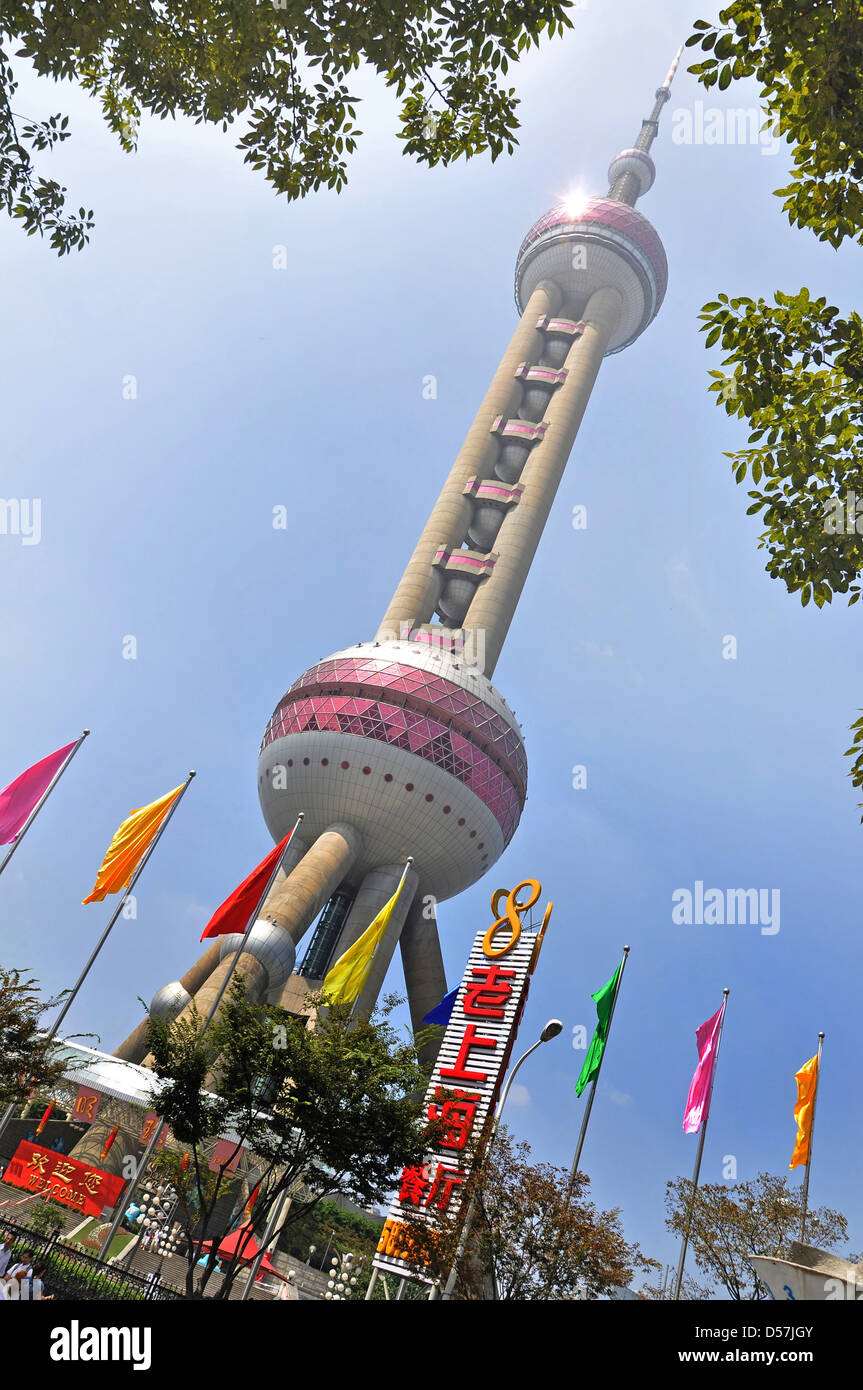 Der Oriental Pearl Tower, Blick aus dem Boden - Shanghai Pudong (China) Stockfoto